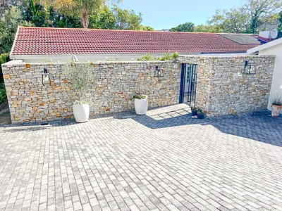 5 Bedroom House To Rent in Plettenberg Bay - QiUu.webp
