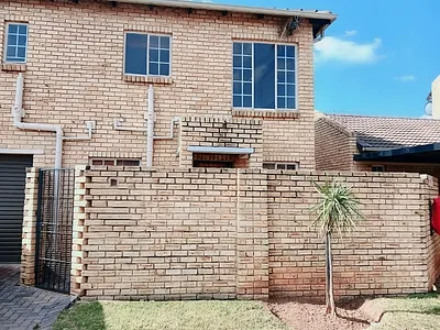 3 Bedroom Townhouse To Rent in Roodepoort - mQl4.webp
