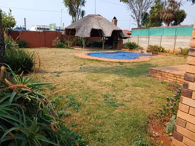 3 Bedroom Townhouse To Rent in Roodepoort - q2Kx.webp