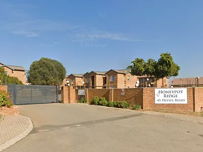 2 Bedroom Apartment For Sale in Roodepoort - DpNC.webp