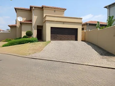 3 Bedroom Townhouse For Sale in Roodepoort - nIXh.webp