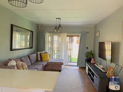 2 Bedroom Apartment For Sale in Roodepoort - 0liU.webp