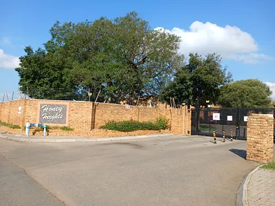 2 Bedroom Apartment For Sale in Roodepoort - HtwN.webp