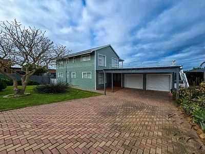 4 Bedroom House For Sale in Stilbaai West, Stilbaai - 9QTR.webp