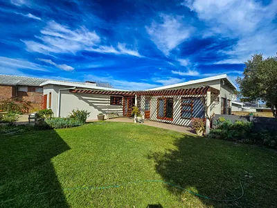 3 Bedroom House For Sale in Stilbaai West, Stilbaai - img