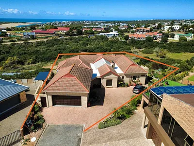 4 Bedroom House For Sale in Stilbaai West, Stilbaai - RtLo.webp