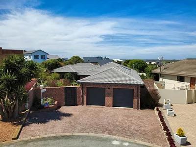3 Bedroom House For Sale in Stilbaai West, Stilbaai - DH9g.webp
