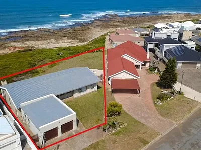 5 Bedroom House For Sale in Stilbaai - GDZr.webp