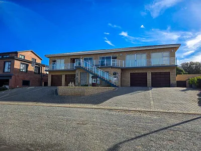 4 Bedroom House For Sale in Stilbaai West, Stilbaai - xCMt.webp