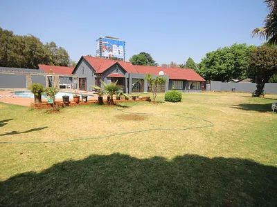 4 Bedroom House For Sale in Bedfordview - 133i.webp