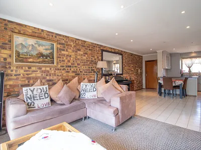 2 Bedroom Apartment For Sale in Edenvale - img