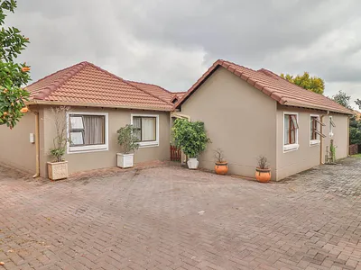 4 Bedroom House For Sale in Edenvale - 04Bw.webp