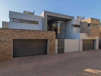 4 Bedroom House For Sale in Bedfordview - YrsL.webp