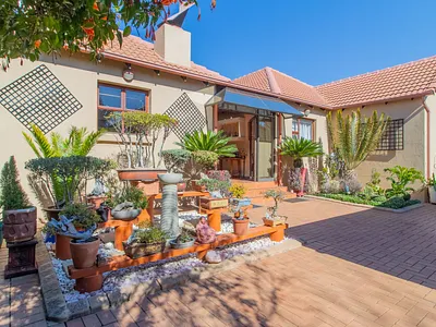 4 Bedroom House For Sale in Edenvale - NTUz.webp