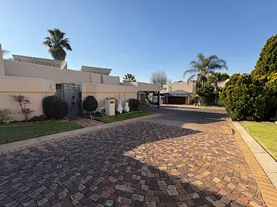 2 Bedroom Townhouse For Sale in Bedfordview - drSB.webp