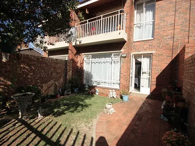 2 Bedroom Townhouse For Sale in Bedfordview - 7L56.webp