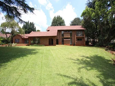 5 Bedroom House To Rent in Bedfordview - 77yZ.webp