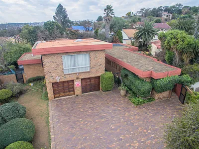4 Bedroom House For Sale in Johannesburg - o0L4.webp