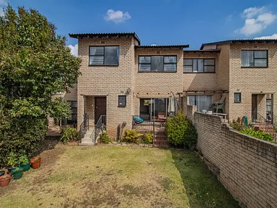 3 Bedroom Apartment For Sale in Johannesburg - RUEu.webp