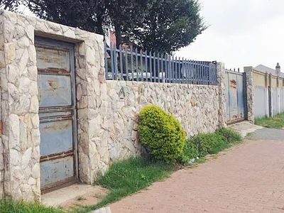 14 Bedroom House For Sale in Johannesburg - HH0I.webp