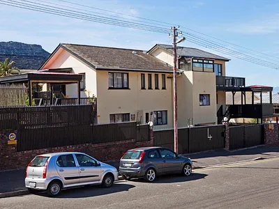 8 Bedroom House For Sale in Fish Hoek - img