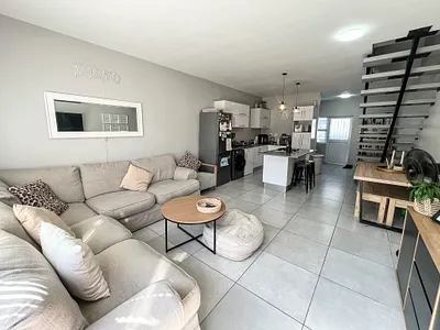 2.5 Bedroom Townhouse To Rent in Durban North - 7uit.webp