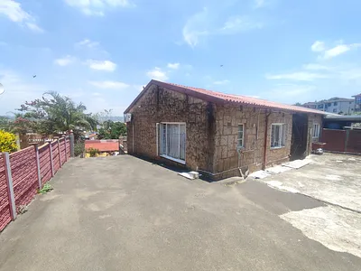 4 Bedroom House For Sale in Phoenix - img