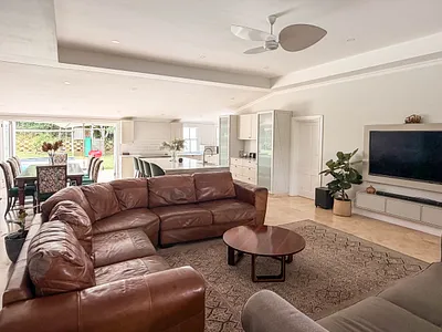 6 Bedroom House To Rent in Mount Edgecombe - Z3zU.webp