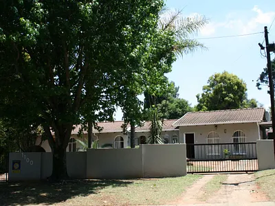 6 Bedroom House For Sale in Roodepoort - CH9n.webp