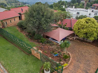 4 Bedroom House For Sale in Roodepoort - YAow.webp