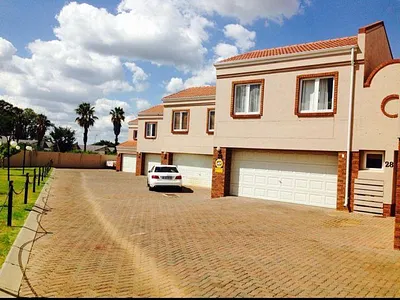 3 Bedroom Townhouse For Sale in Pretoria - img