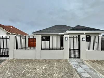 4 Bedroom House For Sale in Cape Town - 7fB0.webp