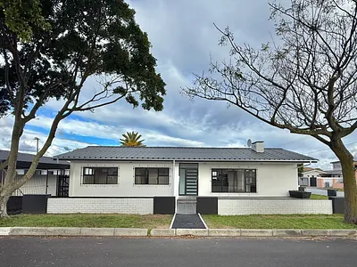 4 Bedroom House For Sale in Goodwood - Z00E.webp