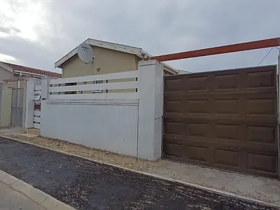 2 Bedroom House For Sale in Mitchells Plain - qDR1.webp