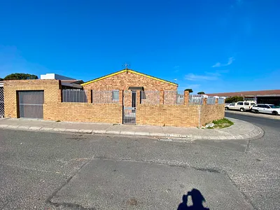 3 Bedroom House For Sale in Mitchells Plain - EfLE.webp