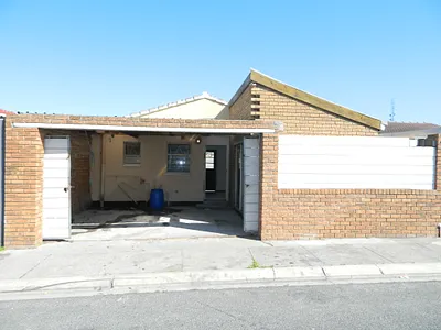 4 Bedroom House For Sale in Mitchells Plain - 7kXh.webp
