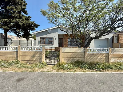 3 Bedroom House For Sale in Cape Town - HT0f.webp