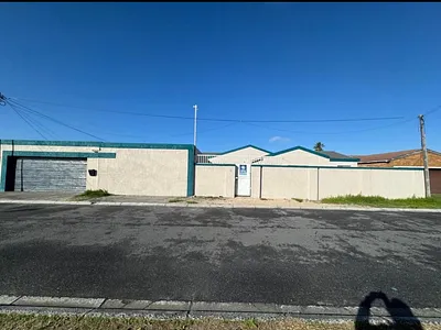 6 Bedroom House For Sale in Cape Town - img