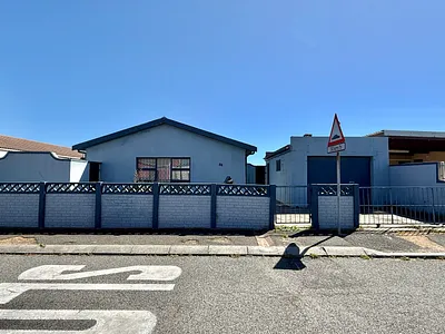 3 Bedroom House For Sale in Mitchells Plain - 4jZ6.webp