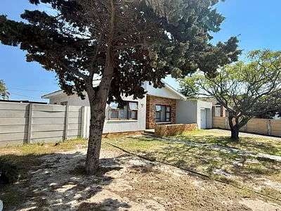 3 Bedroom House For Sale in Cape Town - gIBE.webp