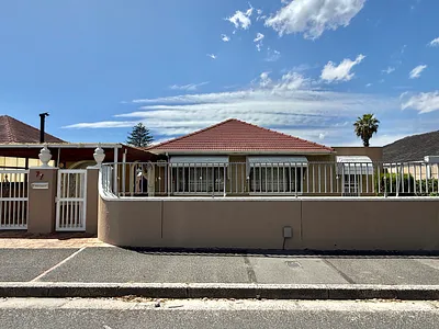 3 Bedroom House For Sale in Cape Town - rTeH.webp