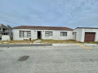 4 Bedroom House For Sale in Mitchells Plain - fpMi.webp