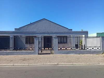 4 Bedroom House For Sale in Mitchells Plain - YCrt.webp