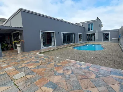 5 Bedroom House For Sale in Cape Town - fnFb.webp