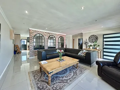6 Bedroom House For Sale in Cape Town - c1v5.webp