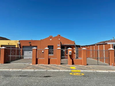 4 Bedroom House For Sale in Mitchells Plain - img