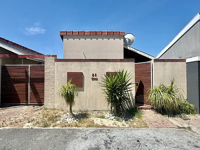 2 Bedroom House For Sale in Mitchells Plain - Pm42.webp