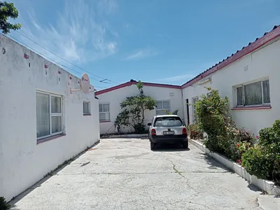 5 Bedroom House For Sale in Cape Town - F7BN.webp