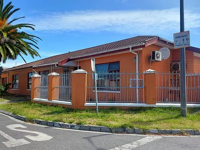 6 Bedroom House For Sale in Cape Town - fmGs.webp