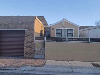 3 Bedroom House For Sale in Mitchells Plain - LP0Q.webp